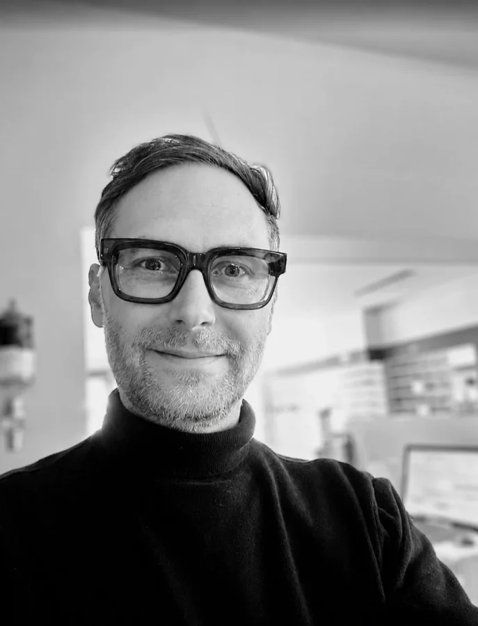 Ruhiges Editorial-Porträt mit charaktervoller Brille