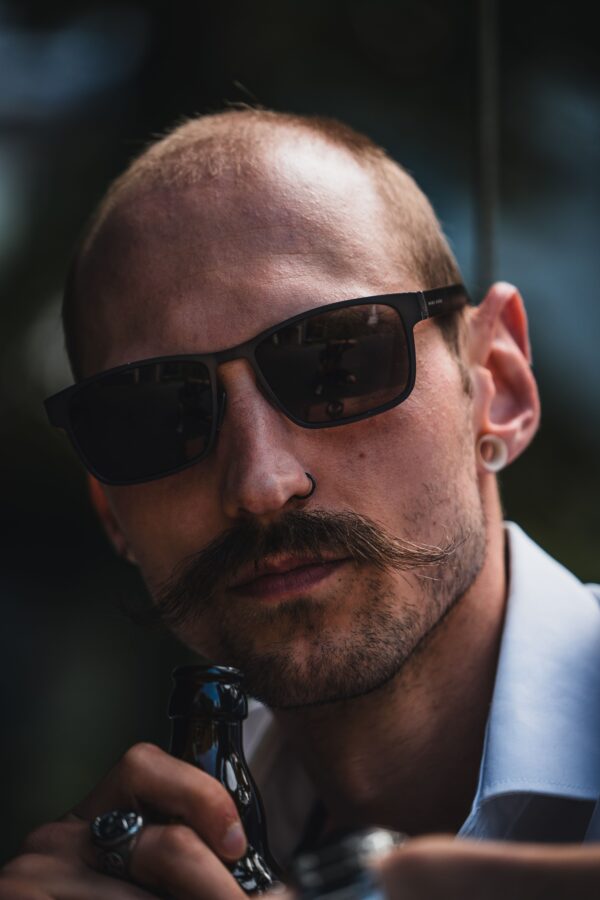 Sonnenbrille im Profil bei wechselndem Licht