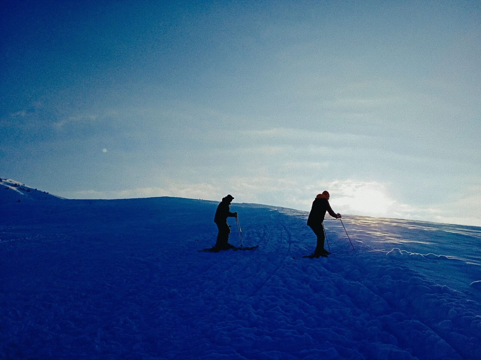 Sportoptik in Bewegung und alpiner Umgebung