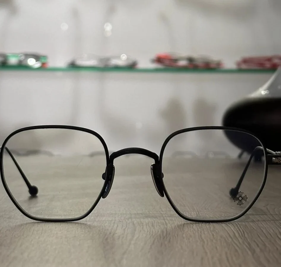 Detail einer Brillenfassung bei FRANZ OPTICS