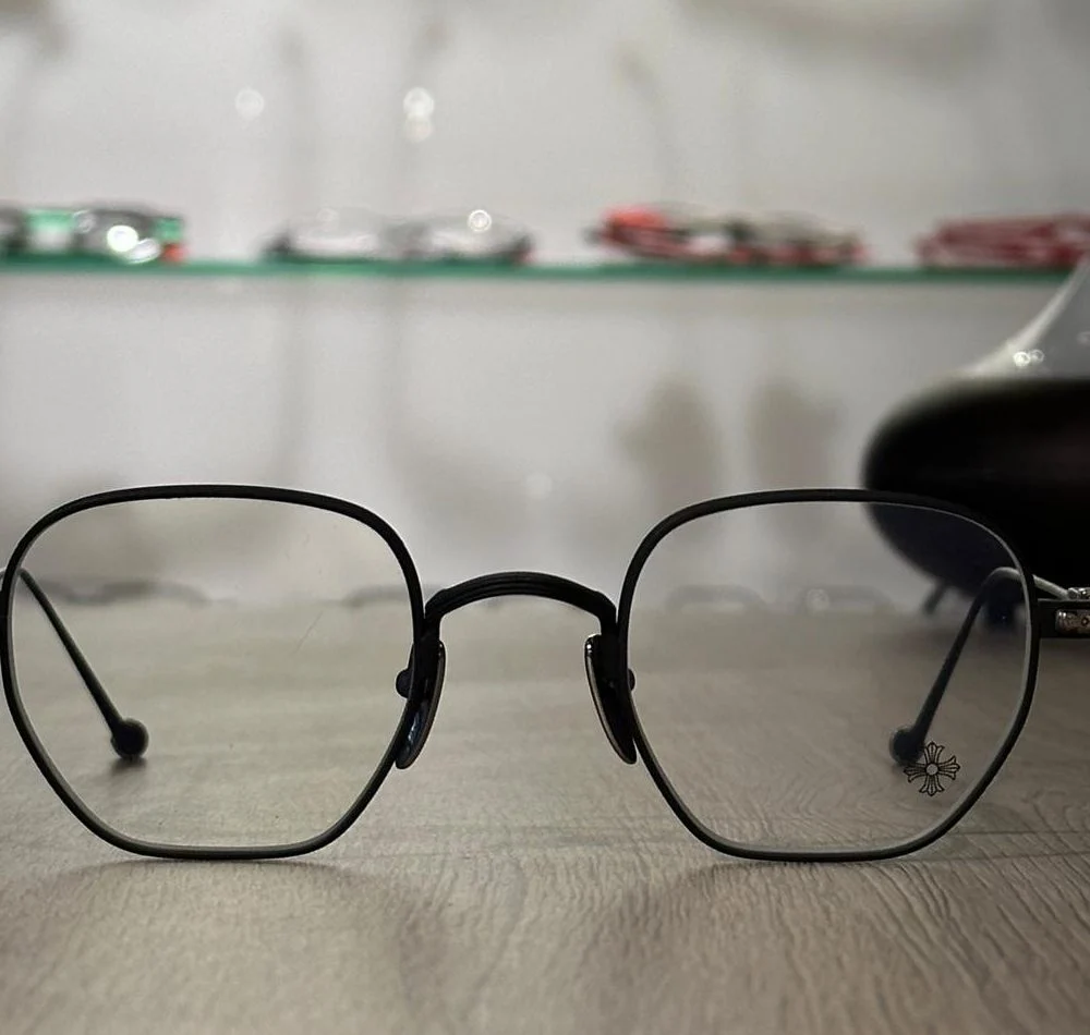 Detail einer Brillenfassung bei FRANZ OPTICS